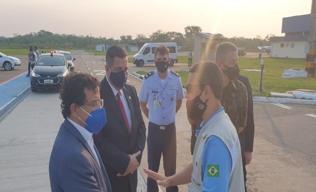 Rocha e Luiz Gonzaga recepcionam Mourão na pista do Aeroporto de Rio Branco 